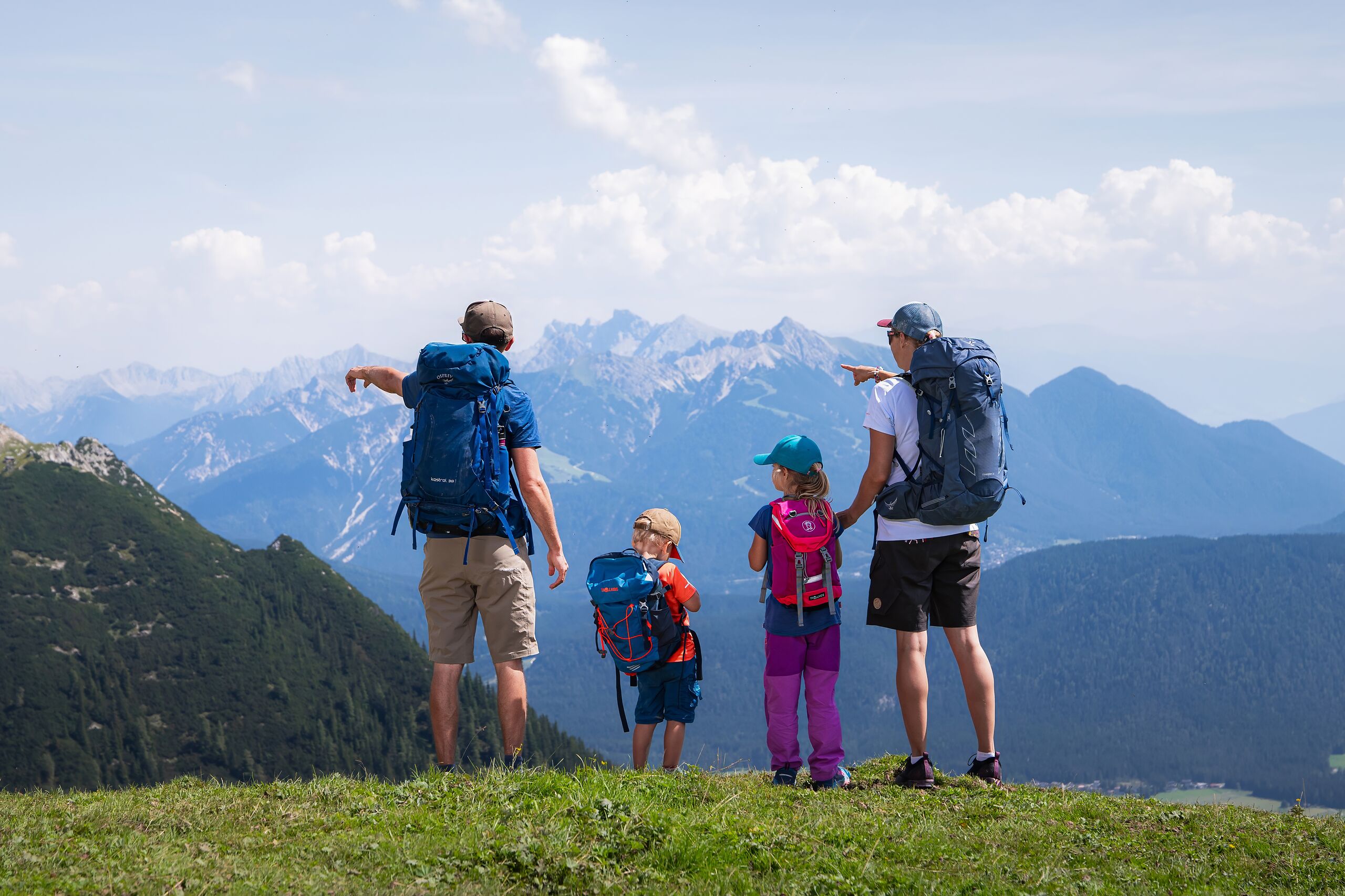 Familien-Weitwanderung im Gaistal - Familie vor Bergpanorama - Mutter und Vater zeigen auf etwas