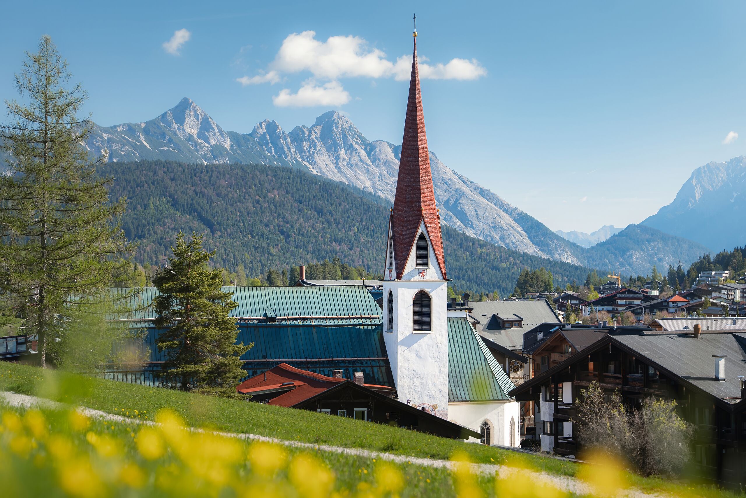 Seefeld im Frühling_Pfarrhügel Blick auf Dorfszentrum_Zoomaufnahme