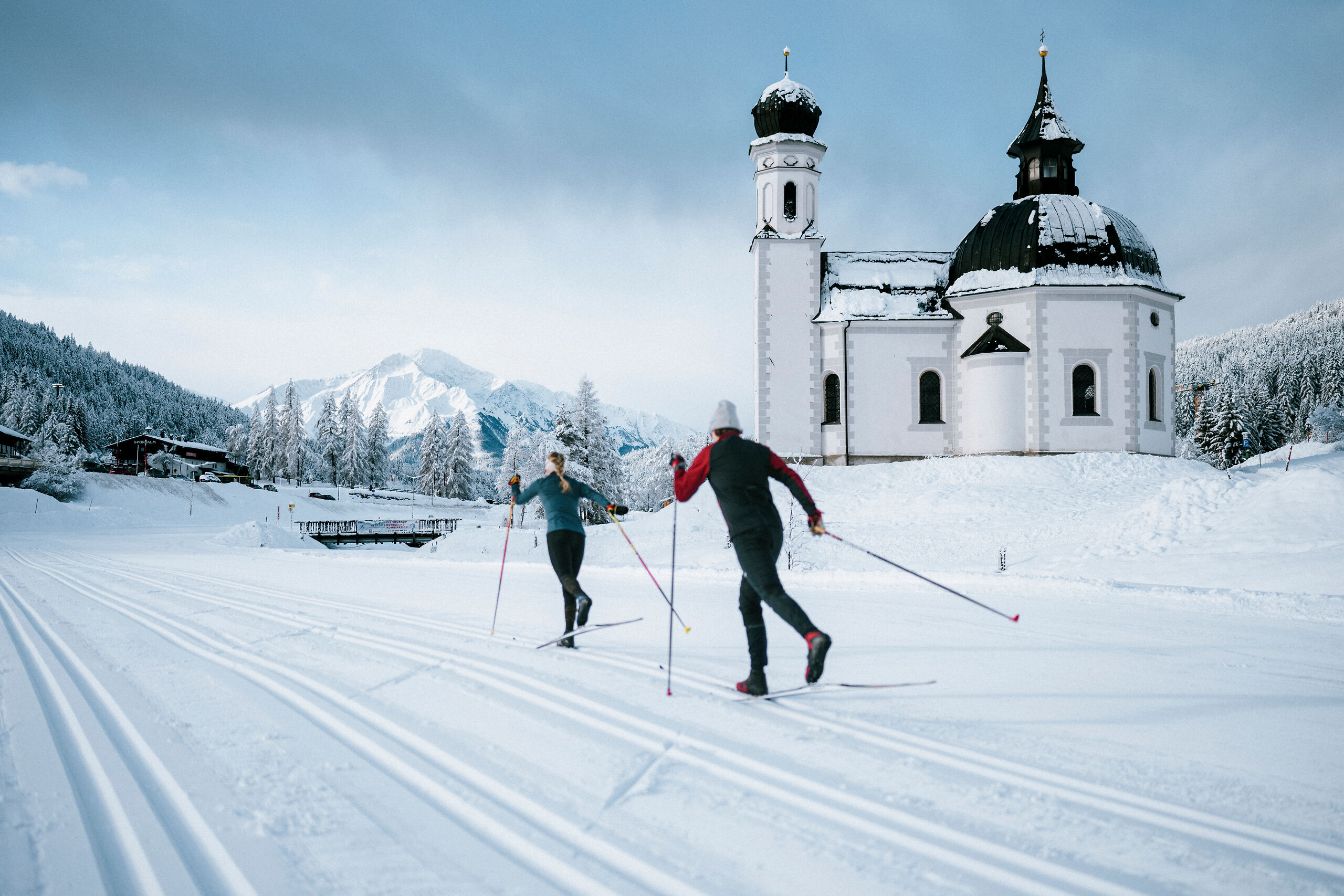 Langlaufen in der Region Seefeld_zwei Langläufer auf A1 Loipe Seekirchl Loipe in Seefeld_Klassisch_Aufnahme bei Übungsloipe von hinten